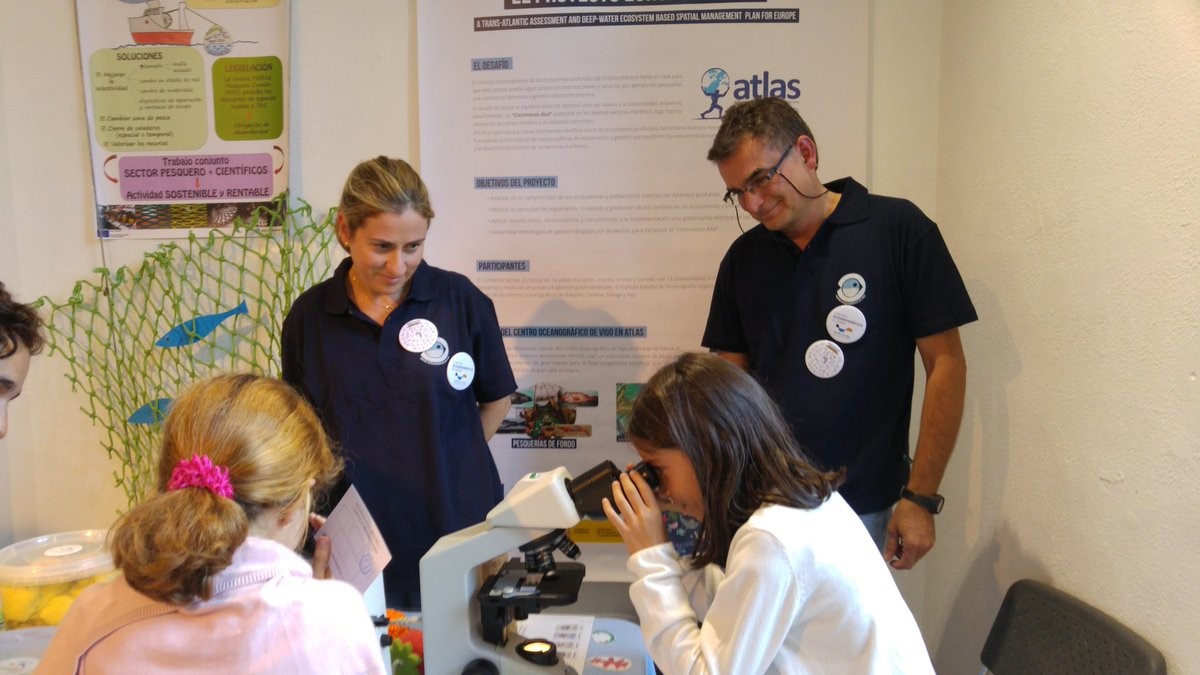Visitors to the ATLAS stand at the European Researchers' Night, Vigo, 2018 © IEO
